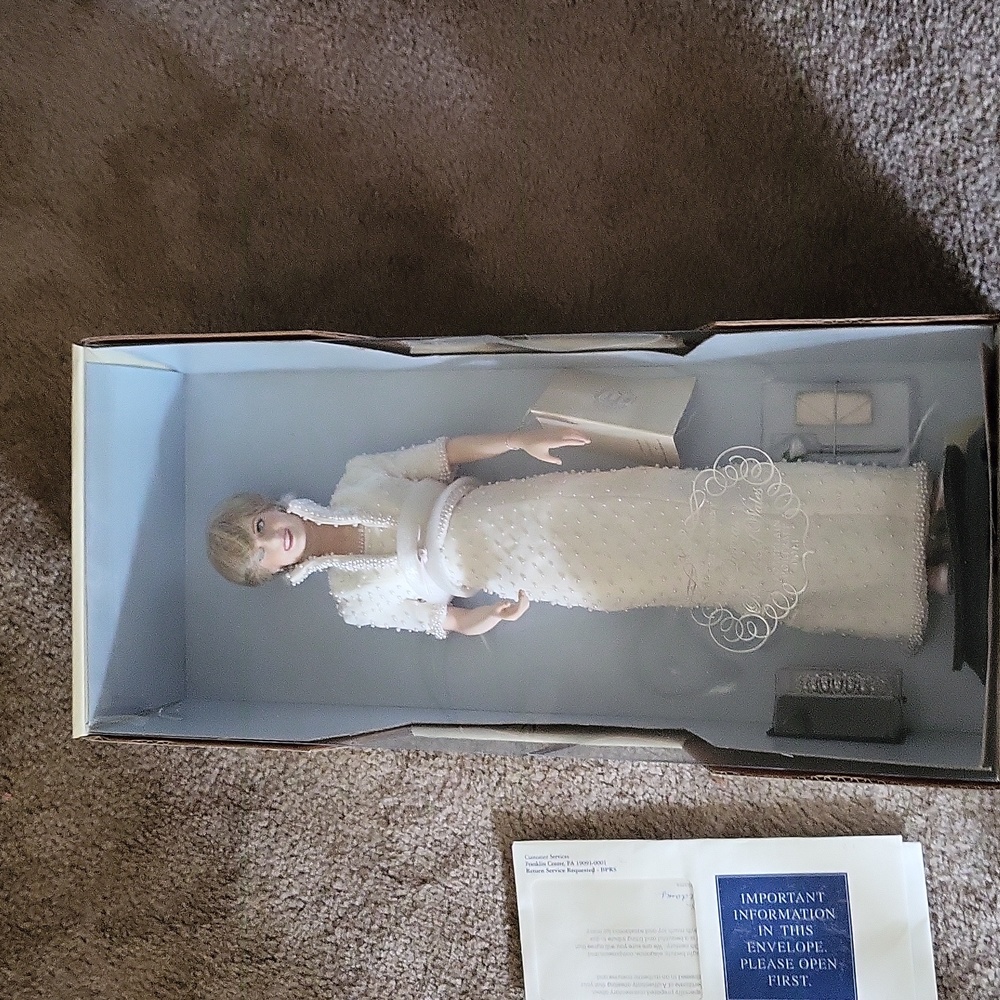 Princess Diana rare new boxed papers porcelain doll ♥️ gorgeous rare stand